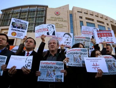 Τουρκία: Απελευθερώθηκαν 2 δημοσιογράφοι της αντιπολιτευόμενης Cumhuriyet
